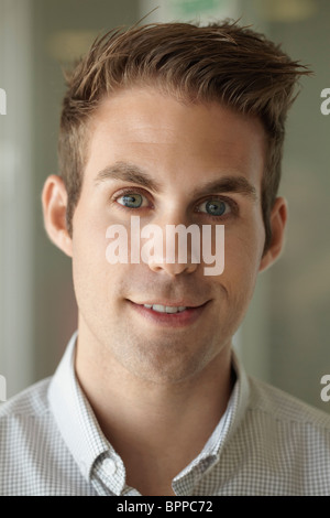 Ritratto di giovane uomo d affari Foto Stock