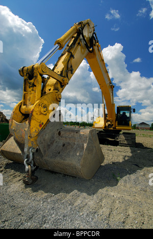 Giallo Caricatore Frontale / escavatore su un sito in costruzione Foto Stock