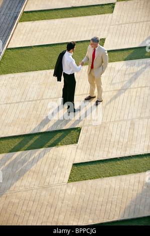 Due uomini di affari stringono le mani Foto Stock