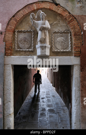 Venezia. L'Italia. Calle stretta in Castello. Foto Stock