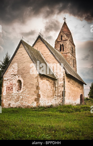 La vecchia chiesa nel villaggio di Strei, Romania. Foto Stock