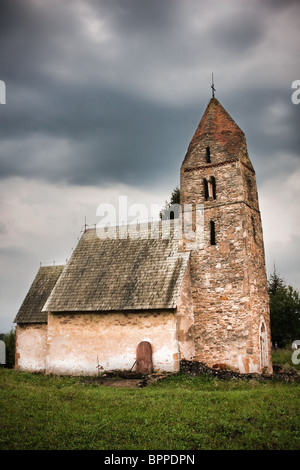 La vecchia chiesa nel villaggio di Strei, Romania. Foto Stock