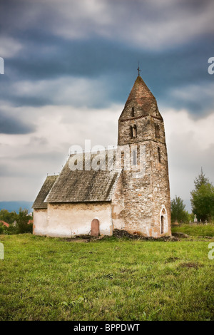 La vecchia chiesa nel villaggio di Strei, Romania. Foto Stock