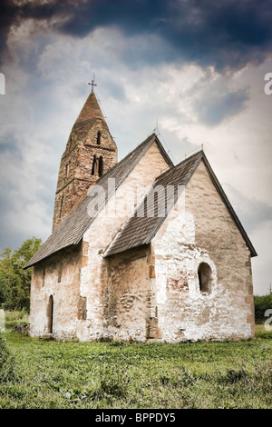 La vecchia chiesa nel villaggio di Strei, Romania. Foto Stock