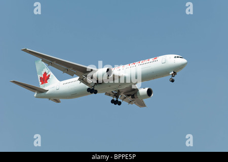 Un Air Canada Boeing 767-333/ER rende un approccio sul finale per lo sbarco a Lester B. Pearson International Airport. Foto Stock