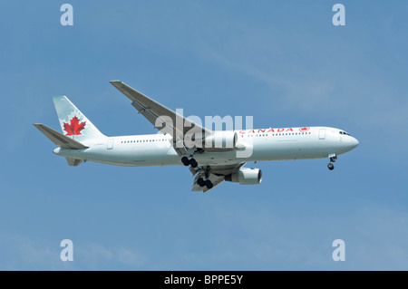 Un Air Canada Boeing 767-333/ER rende un approccio sul finale per lo sbarco a Lester B. Pearson International Airport. Foto Stock