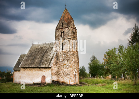 La vecchia chiesa nel villaggio di Strei, Romania. Foto Stock