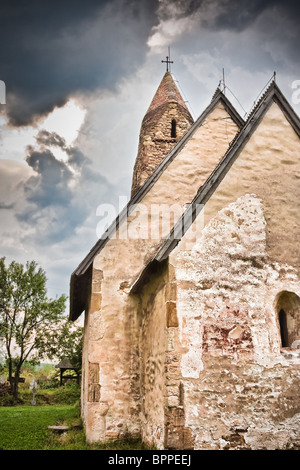 La vecchia chiesa nel villaggio di Strei, Romania. Foto Stock