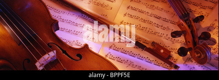Violino in appoggio sul foglio di musica,musica,musical,uno strumento musicale Foto Stock