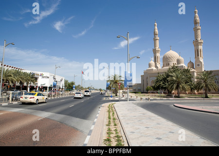 Vista della Moschea di Jumeirah dalla strada a Dubai. Foto Stock