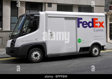 Vista laterale FedEx Express All Electric zero emission Fed ex consegna pacchi business van camion parcheggiato in strada a Londra Inghilterra Regno Unito Foto Stock