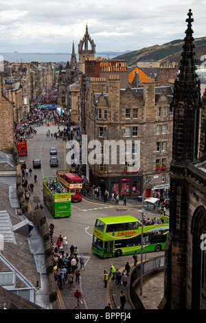 Vista del Royal Mile di Edimburgo dal Castlehill durante Edinburgh Fringe Festival Scozia UK Europa Foto Stock