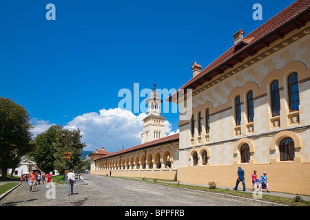 La gente che camminava per le strade di Alba Carolina fortezza vicino alla Cattedrale Ortodossa in Alba Iulia, Romania Foto Stock