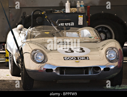 Argento Lola Mk1 Sport Prototipo di vettura da gara nel paddock di Oulton Park Motor Racing circuito Cheshire England Regno Unito Regno Unito Foto Stock