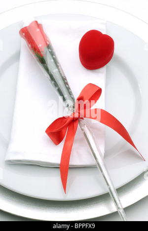 La cena la piastra con un giorno di San Valentino dono di una rosa rossa a forma di cuore Scatola anello Foto Stock