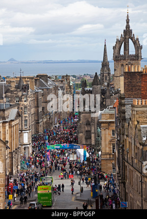 Vista del Royal Mile di Edimburgo dal Castlehill durante Edinburgh Fringe Festival Scozia, Regno Unito, Europa Foto Stock