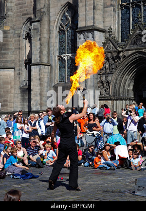 Edinburgh Fringe Festival street performer la respirazione della palla di fuoco Scozia UK Europa Foto Stock