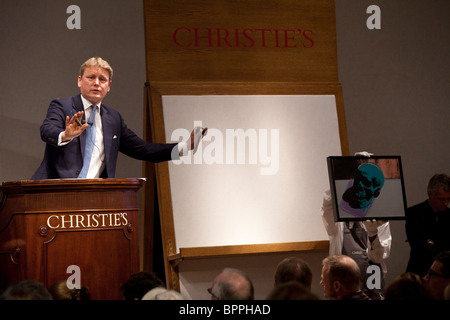 L'immagine mostra un banditore prendendo le offerte a casa d'aste Christie's, Old Bond Street, Londra, Regno Unito. Foto:Jeff Gilbert Foto Stock