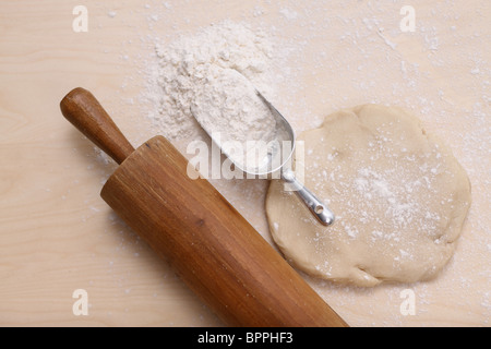 La cottura, mattarello, scoop di farina e di pasta Foto Stock