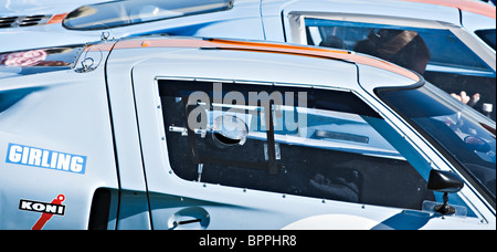 Abitacoli del Ford GT 40's parcheggiato a Oulton Park Motor Racing circuito Cheshire England Regno Unito Regno Unito Foto Stock