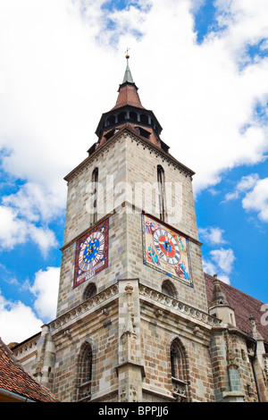 La torre dell'orologio della Chiesa Nera nella città di Brasov, Romania. Foto Stock