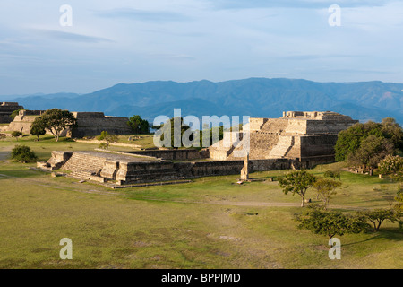 Gran Plaza, antica capitale zapoteco, Monte Alban, Oaxaca, Messico Foto Stock