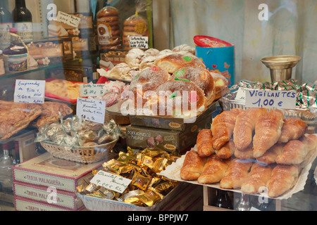 Malaga, provincia di Malaga, Costa del Sol, Spagna. Negozio di generi alimentari a finestra che visualizza le delizie locali tra cui roscos. Foto Stock