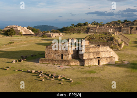 Gran Plaza, antica capitale zapoteco, Monte Alban, Oaxaca, Messico Foto Stock