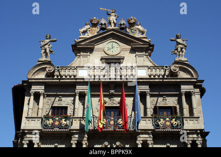 Comune di Pamplona (Spagna) che mondo famoso balcone è rilasciato dal razzo che lancia la festa di San Fermín. Foto Stock