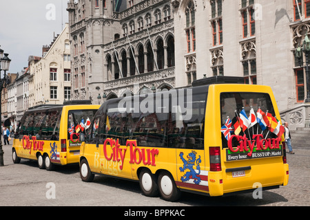 Markt, Bruges, Belgio, Europa. Gita turistica della città di autobus parcheggiati in piazza Foto Stock