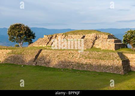 Gran Plaza, antica capitale zapoteco, Monte Alban, Oaxaca, Messico Foto Stock