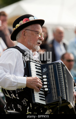 La fisarmonica di musica country uomo barbuto giocando Foto Stock