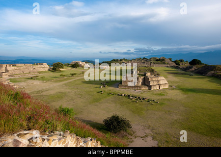 Gran Plaza, antica capitale zapoteco, Monte Alban, Oaxaca, Messico Foto Stock