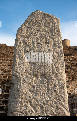 Stela 9, antica capitale zapoteco, Monte Alban, Oaxaca, Messico Foto Stock