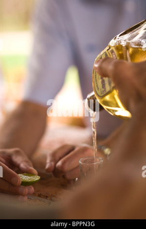 Gli uomini di bere, Los Osuna, Tequila Farm & Distilleria (dal 1876) La Noria vicino a Mazatlan, Sinaloa Membro, Messico Foto Stock