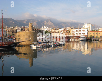 KYRENIA, CIPRO DEL NORD. Un inizio di mattina il panorama della città e del porto con la gamma a Kyrenia dietro. 2009. Foto Stock