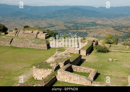 Gran Plaza, antica capitale zapoteco, Monte Alban, Oaxaca, Messico Foto Stock