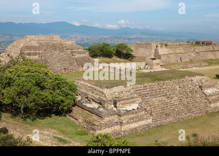 Gran Plaza, antica capitale zapoteco, Monte Alban, Oaxaca, Messico Foto Stock