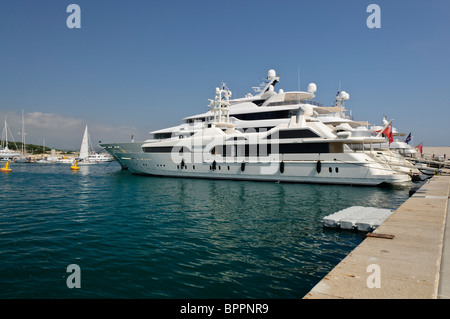 Superyacht 'Sussurro' ormeggiata presso il Porto Turistico di Antibes, in Francia Foto Stock