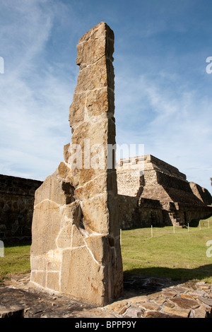 Stela 18 è il più alto a Monte Alban, 5.8m, antica capitale zapoteco, Oaxaca, Messico Foto Stock