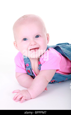 Baby girl imparare a strisciare. Foto Stock