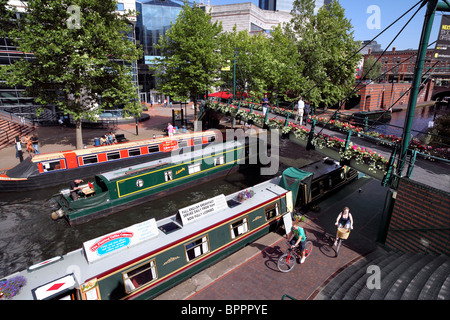 Passerella che collega Brindleyplace al Centro Congressi Internazionale (ICC) sul lato opposto del canale, Birmingham. Foto Stock