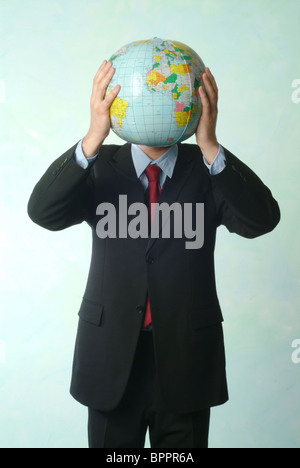 Un uomo in possesso di un globo per la sua testa Foto Stock