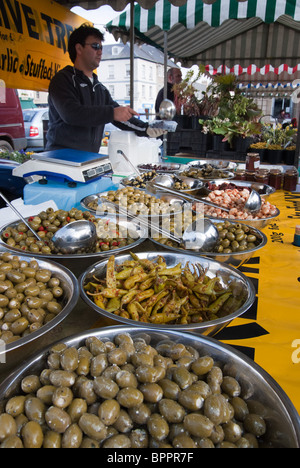 Olive e Peperoni sott'aceto per saler a livello continentale mercato degli agricoltori in stallo a Kelso in Scozia Foto Stock