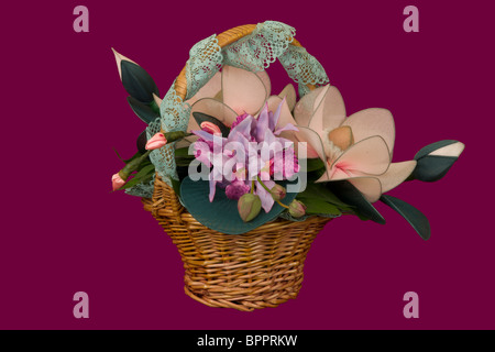 Fatte a mano cesto fiorito con perle di vetro e fiori in una coloratissima disposizione Foto Stock