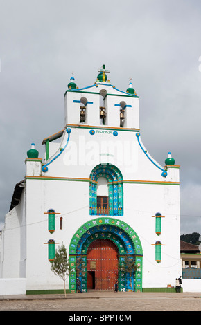 La Iglesia de San Juan Bautista pratiche credenze Maya, San Juan Chamula, vicino a San Cristobal de las Casas, Chiapas, Messico Foto Stock