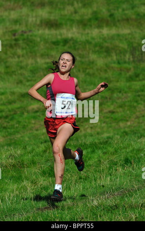Signora giovane fellrunner concorrenti a Grasmere sport nelle guide senior gara Foto Stock