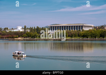 Lago Burley Griffin e Biblioteca Nazionale atto di Canberra Australia Foto Stock
