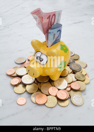 Salvadanaio con monete e banconote in euro Foto Stock