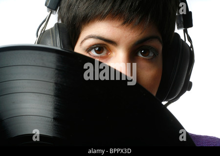 Una ragazza di ascolto di musica Foto Stock